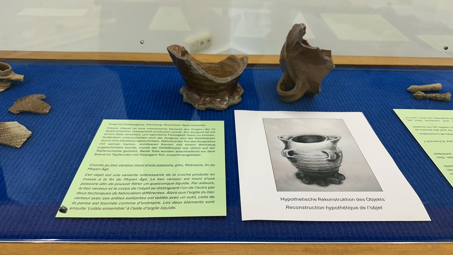 Gezeigt werden Ausstellungstücke aus den Grabungen von 2020 bis 2025.