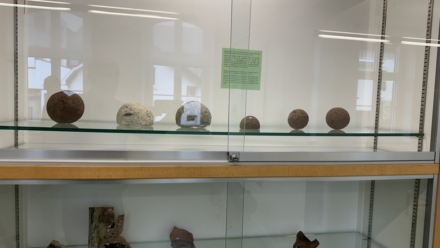 Diese Kanonenkugeln gehören zu den ausgestellten Stücken der Ausstellung im ZVS Museum.
